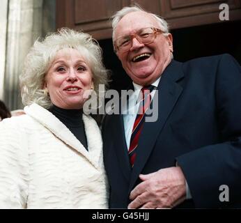 Il presentatore della TV ed ex Goon, Sir Harry Secombe, con l'attrice Barbara Windsor a St Paul's, la chiesa degli attori nel Covent Garden di Londra, oggi (Martedì) per il servizio memoriale dell'attrice comica Beryl Reid, che è morto in ottobre all'età di 76 anni. Vedi PA Story CHURCH Reid. Foto di David Cheskin. Foto Stock