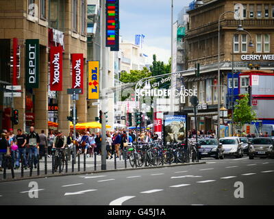 Europa Germania Colonia Koln Koeln Schilder gasse shopping street Foto Stock