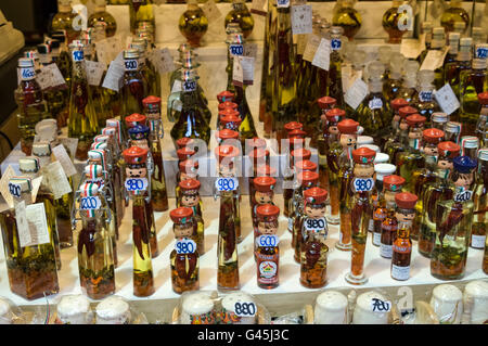 Souvenir turistici di oli vergini in vendita nel mercato centrale, il più grande e il più antico mercato coperto in Ungheria a Budapest Foto Stock