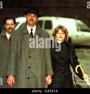 Bruce Grobbelaar con la moglie Debbie lasciando Winchester Crown Court oggi (Martedì). Grobbelaar un imputato nel caso di partita di calcio-fissazione sta affrontando la prospettiva di un lungo processo stasera dopo che la giuria nella prima udienza non è riuscito a raggiungere i verdetti nonostante quasi 11 ore di deliberazioni. Vedi i TRIBUNALI di storia della PA Grobbelaaar. Foto di Tim Ockenden/PA. Foto Stock