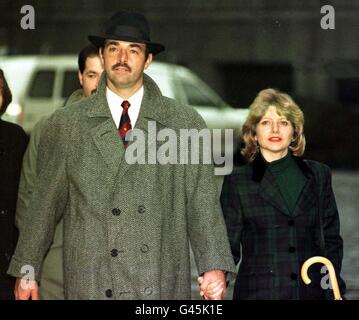 Bruce Grobbelaar con la moglie Debbie che lascia Winchester Crown Court oggi (martedì). Grobelaar un imputato nel caso di fixing partita di calcio si trova di fronte alla prospettiva di un lungo processo stasera dopo che la giuria nella prima udienza non è riuscito a raggiungere i verdetti, nonostante quasi 11 ore di deliberazioni. Vedi PA Story COURTS Grobbelaaar. Foto di Tim Ockenden/PA. Foto Stock