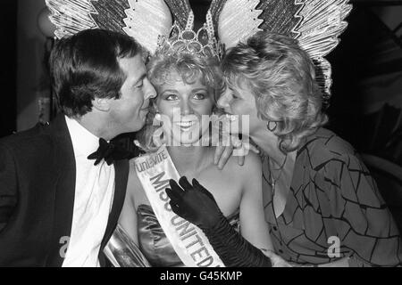 Barry Shires e la moglie Pat si congratulano con la loro figlia Mandy (Miss Bradford), che era stata incoronata da poco Miss Regno Unito nel 1985 al Grosvenor House Hotel. Foto Stock