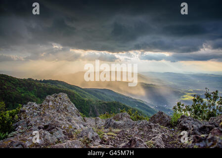 Spotlight - sole che splende attraverso nuvole temporalesche su Sofia, Bulgaria Foto Stock