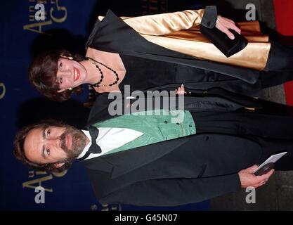 L'attore Robert Lindsay e la sua fidanzata Rosemary Ford arrivano ai grandi di Auntie di stasera (domenica) - una festa di compleanno scintillante per celebrare 60 anni di televisione della BBC. GUARDA LA STORIA DI PA. Foto di Neil Munns. Foto Stock