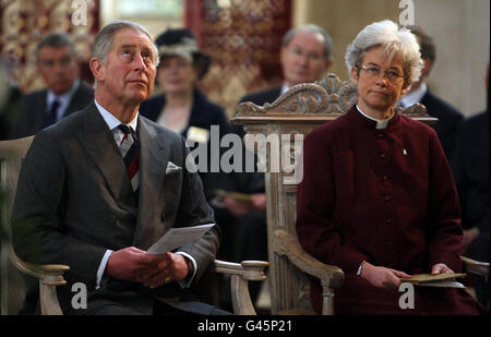 Il Principe del Galles accanto al Reverendo canonico Dr Frances, durante un servizio presso la Cattedrale per celebrare il completamento del soffitto a volta e la ristrutturazione di organi, a Bury St Edmunds, Suffolk. Foto Stock