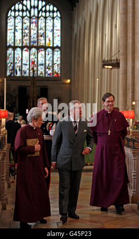 Il Principe del Galles, accanto al reverendo canonico Dr Frances Ward (a sinistra) il Decano della Cattedrale di St Edmundsbury, durante un tour del soffitto a volta e organo ristrutturato nella Cattedrale, a Bury St Edmunds, Suffolk. Foto Stock