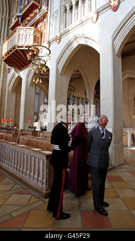 Il Principe del Galles durante una visita alla Cattedrale di St Edmundsbury in Bury St Edmunds, Suffolk, per onorare e celebrare il completamento del soffitto a volta e la ristrutturazione dell'organo. Foto Stock