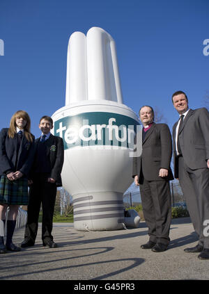 James Jones, Vescovo di Liverpool (seconda destra) E il capo insegnante Dermot McMiffe con la testa ragazza Jenny Benton e il capo ragazzo Jack Quinn dell'Accademia di San Francesco d'Assisi a Liverpool di fronte a una lampadina gonfiabile a risparmio energetico gigante alta 20 piedi e larga 6 piedi per lanciare Tearfund&#8217;s Carbon Fast for Lent. Foto Stock