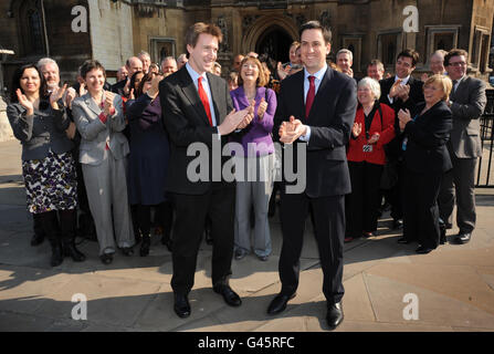 Il leader del lavoro ed Miliband (a destra) e il suo gabinetto ombra accolgono il neo eletto deputato per Barnsley, Dan Jarvis, alla Camera dei Comuni di Londra Foto Stock