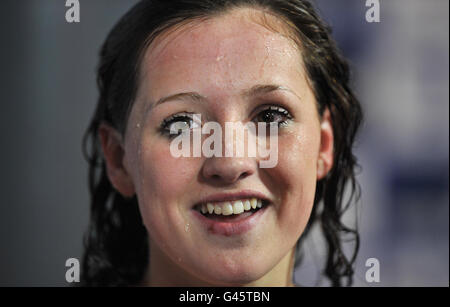 Molly Renshaw viene intervistato dopo aver preso l'argento nel tiroletto femminile di 200 m durante il British gas Swimming Championships al Manchester Aquatic Center, Manchester. Foto Stock