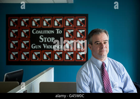 Josh Horowitz il Direttore Esecutivo della Coalizione per Fermare la violenza pistola nel suo ufficio a Washington DC il 6 novembre 2015. Foto Stock