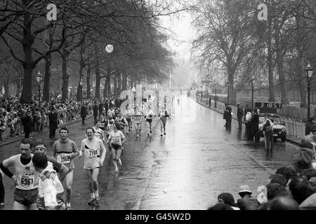 Atletica - la Maratona di Londra Gillette del 1981 - Pall Mall. Concorrenti che corrono lungo Pall Mall verso Buckingham Palace mentre si dirigono verso il traguardo a Constitution Hill. Foto Stock