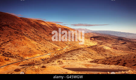 Splendido paesaggio montuoso, con una vista straordinaria sulla strada, scena panoramica, estrema in viaggio per il deserto del Libano Foto Stock