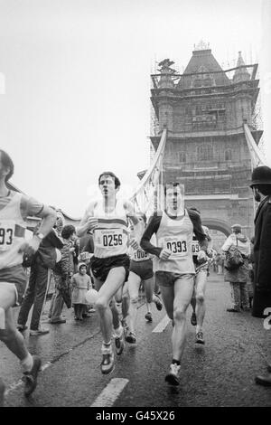 Atletica - Il 1981 Gillette maratona di Londra - Tower Bridge Foto Stock