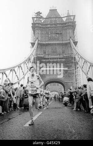 Atletica - Il 1981 Gillette maratona di Londra - Tower Bridge Foto Stock