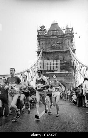 Atletica - Il 1981 Gillette maratona di Londra - Tower Bridge Foto Stock