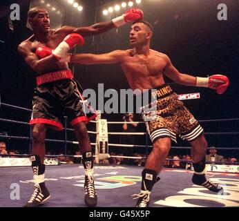 Il campione del peso del WBO Prince Naseem Hamed lancia un diritto mentre balla intorno al titolare del titolo IBF Thomas 'Boom Boom Boom' Johnson, alla London Arena, sabato. Hamed terminò la battaglia di unificazione nell'ottavo turno, dandogli la sua 25° vittoria. Guarda la storia di PA BOXING Hamed. Foto di Sean Dempsey/PA Foto Stock