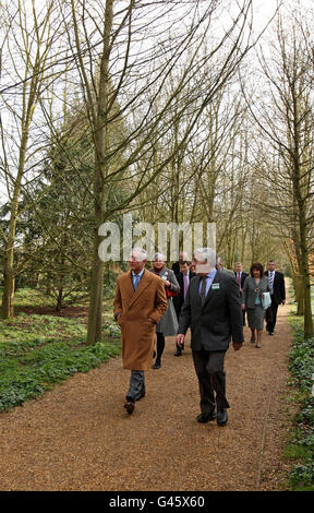 Il Principe del Galles cammina con il giardiniere Richard Todd (a destra) durante un tour dei Giardini d'inverno nei terreni dell'Abbazia di Anglesey, a Lode, Cambridge. Foto Stock