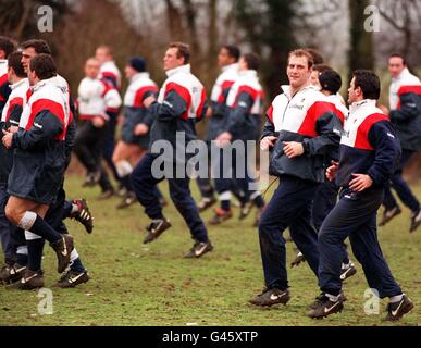 L'ex capitano inglese sarà Carling (destra) e Lawrence Dallaglio (2° a destra), durante l'allenamento con il resto della squadra a Marlow Today (Tues), prima della loro partita delle cinque Nazioni contro l'Irlanda a Dublino il sabato. Vedi PA Story RUGBYU England. Foto di Rebecca Naden. Foto Stock