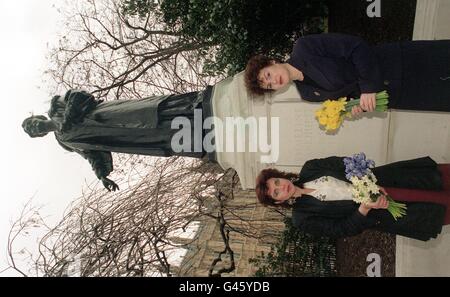 Loraine Monk (a sinistra), vicepresidente del Partito laburista di Londra, con Leonie Cooper, presidente del Comitato delle donne di Londra, che stamani (venerdì) getta fiori alla statua di Emmeline Pankhurst, vicino alle Camere del Parlamento. Le donne hanno reso omaggio alla prima suffragetta per celebrare la Giornata Internazionale della Donna. Foto di Michael Stephens/PA. Foto Stock