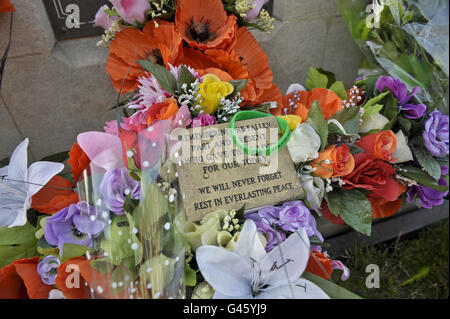 Un tributo floreale sul memoriale di guerra a Wootton Bassett dopo il rimpatrio del caporale Stephen McKee, del reggimento reale irlandese. Foto Stock