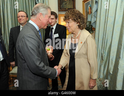 Il principe Charles parla con Kate Hoey, MP di Vauxhall, mentre ospita un ricevimento alla Clarence House per celebrare il 400° anniversario della Bibbia di Re Giacomo, Londra. Foto Stock