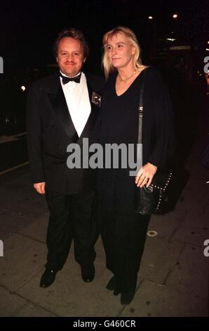 Lo chef Antony Worrall Thompson e sua moglie arrivano per i premi London Restaurant Foto Stock