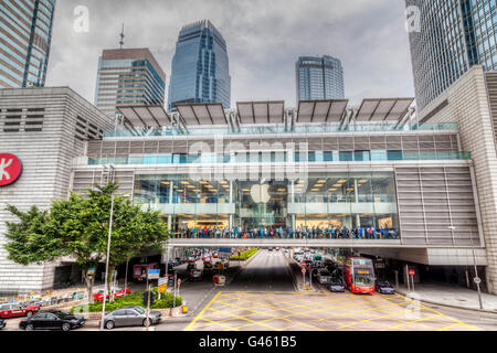 Ras di Hong Kong, Cina - 31 Marzo 2015: folla all'interno dell'Apple Store al centro finanziario internazionale, Hong Kong. Foto Stock
