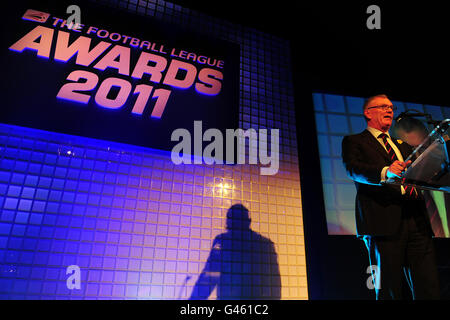 Greg Clarke, presidente della Football League, fa una spach al 2011 Premi della Lega di Calcio Foto Stock