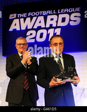 Greg Clarke, presidente della Football League (a sinistra), applaude al ruolo di Crewe Alexandra Il primo team manager Dario Gardi MBE (a destra) riceve il suo contributo Al campionato di calcio Premio ai Football League Awards 2011 Foto Stock