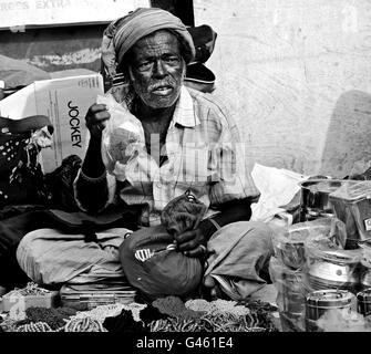 Venditore di strada, centro città, Chennai, India. Foto Stock