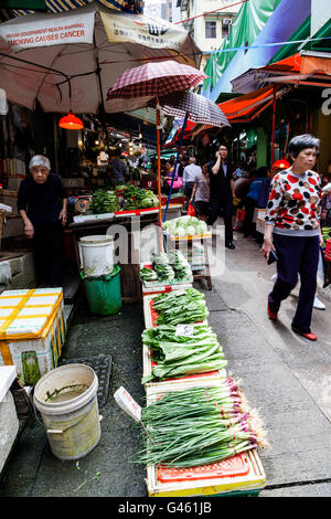 Hong Kong, Cina - 30 Marzo 2015: Gli acquirenti preferiscono la frutta e verdura negozi lungo Graham Street nel Quartiere Centrale Foto Stock