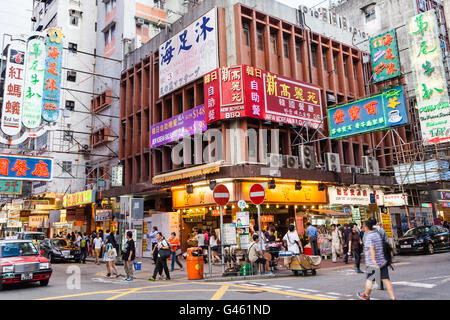 Hong Kong, Cina - 7 Agosto 2013: una folla shopping su strade trafficate di Mong Kok del distretto di Hong Kong. Con una media di 13 Foto Stock