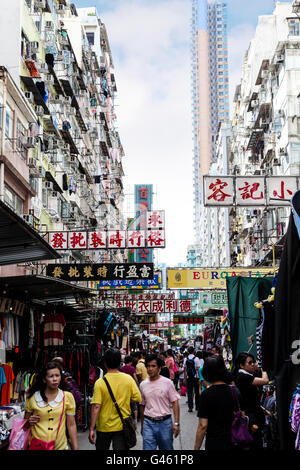 Hong Kong - Agosto 7, 2013: occupato gli amanti dello shopping potrete passeggiare lungo Sham Shui Po street market Foto Stock