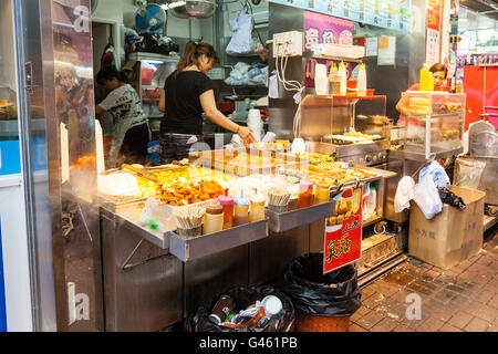 Ras di Hong Kong, Cina - 26 Luglio 2015: un venditore ambulante di vendita spuntini popolari a Fa Yuen Street market in Kowloon. Foto Stock
