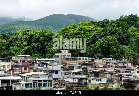 Densamente edificata tradizionali case di villaggio in Tai Po, Hong Kong. Foto Stock