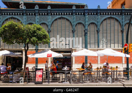 Street terrazza a Atarazanas, Mercato coperto di Malaga, in Andalusia, Spagna. Foto Stock