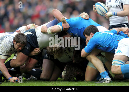 Rugby Union - RBS 6 Nations Championship 2011 - Scozia / Italia - Murrayfield. La mischia in azione durante la partita Foto Stock