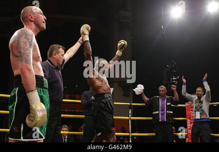 Pugilato - Prizefighter - Super-Middleweights - Liverpool Olympia. Carl Dilks (a sinistra) reagisce dopo la sua sconfitta a Jahmaine Smyle al Liverpool Olympia, Liverpool. Foto Stock