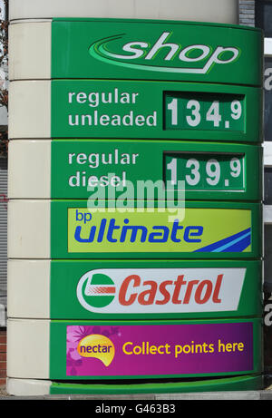 Una stazione di benzina BP sulla Vauxhall Bridge Road, Londra il giorno seguente dopo il Budget 2011. Foto Stock