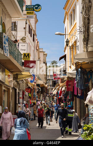 Negozio di souvenirs. Medina Grand Socco, il grande souk, città vecchia Tangeri. Marocco Foto Stock