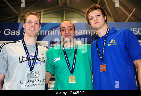 Joseph Roebuck della Loughborough University (a sinistra), James Goddard della Stockport Metro (al centro) e Ieuan Lloyd della City of Cardiff celebrano la vittoria di Silver, Gold e Bronze nel Mens Open 100m durante i campionati britannici di nuoto a gas presso il Manchester Aquatic Center di Manchester. Foto Stock