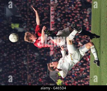 Best foot forward da Lee Bowyer di Leeds e David May di Manchester United nella loro premiership Match a Old Trafford Today (sab). Foto John Giles.PA. Foto Stock