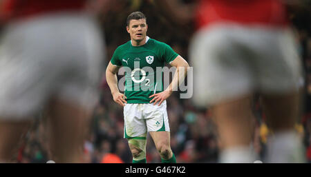 Rugby Union - RBS 6 Nations Championship 2011 - Galles / Irlanda - Millennium Stadium. Il capitano irlandese Brian o'Driscoll è abbattuto Foto Stock