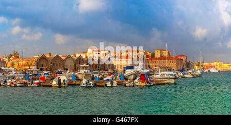 Vecchio porto al mattino, Chania, Creta, Grecia Foto Stock