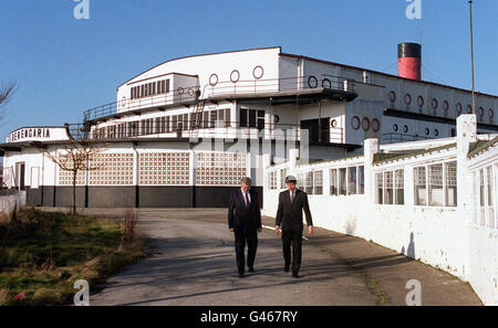 A forma di transatlantico, Full Steam davanti a Richard Tilt, il Direttore Generale del Servizio penitenziario (a sinistra), e Trevor Williams, che si occupa della sistemazione in carcere di emergenza, visita un ex Pontins Holiday Camp vicino Heysham - il sito di una prigione temporanea proposta. Foto Stock