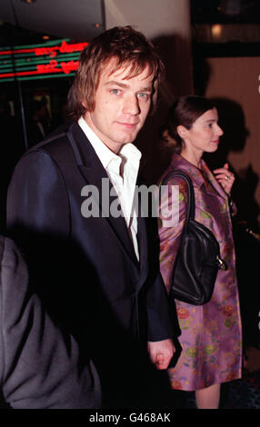 Londra : 19/12/96 : ATTORE EWAN MCGREGOR ARRIVA PER IL EVITA PREMIERE ALL'EMPIRE Leicester Square. PA NEWS FOTO DI MICHAEL CRABTREE. Foto Stock