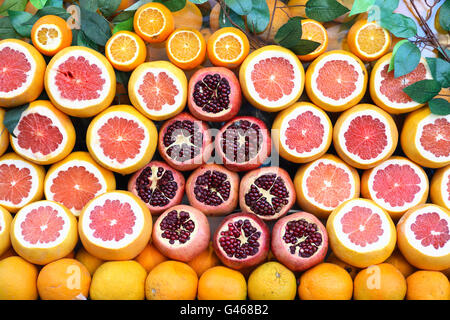 Sacco di fettine di arance e melograni come sfondo Foto Stock