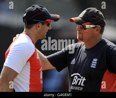 David SAKER (a destra) con Tim Brennan durante una sessione di pratica allo stadio Chidambaram di Chennai, India. Foto Stock