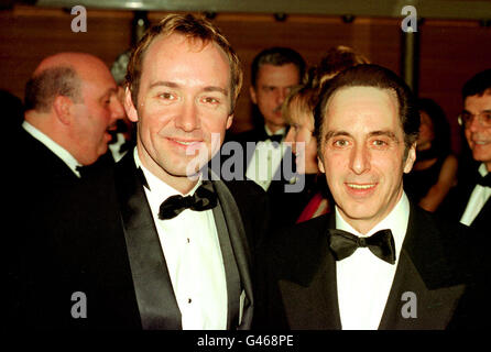 Gli attori Kevin Spacey (L) e al Pacino alla Royal Premiere del loro ultimo film 'Looking for Richard', al cinema Odeon, Leicester Square, Londra. Foto Stock